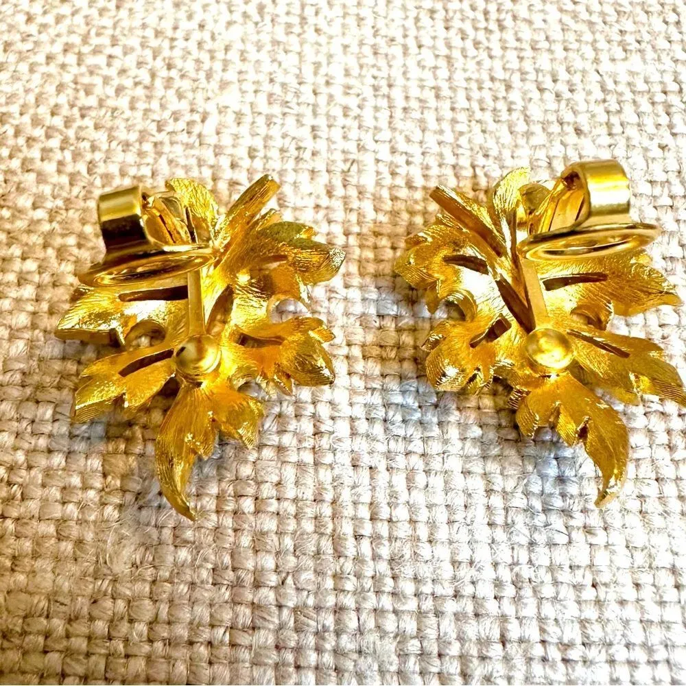 EUC Vintage Signed Trifari Leaves Gold Tone Clip on Earrings - Image 6