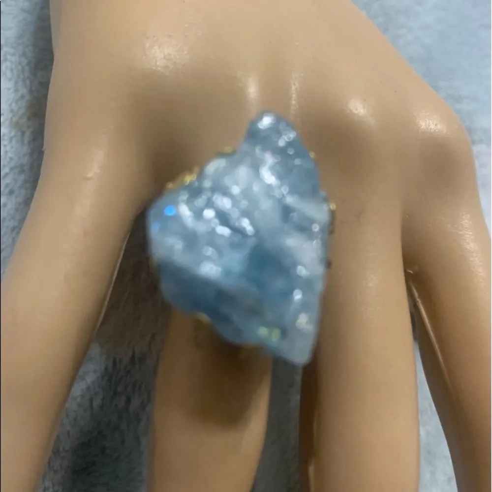 18K Gold Rough Cut Blue Stone Ring Size 8 - Image 3