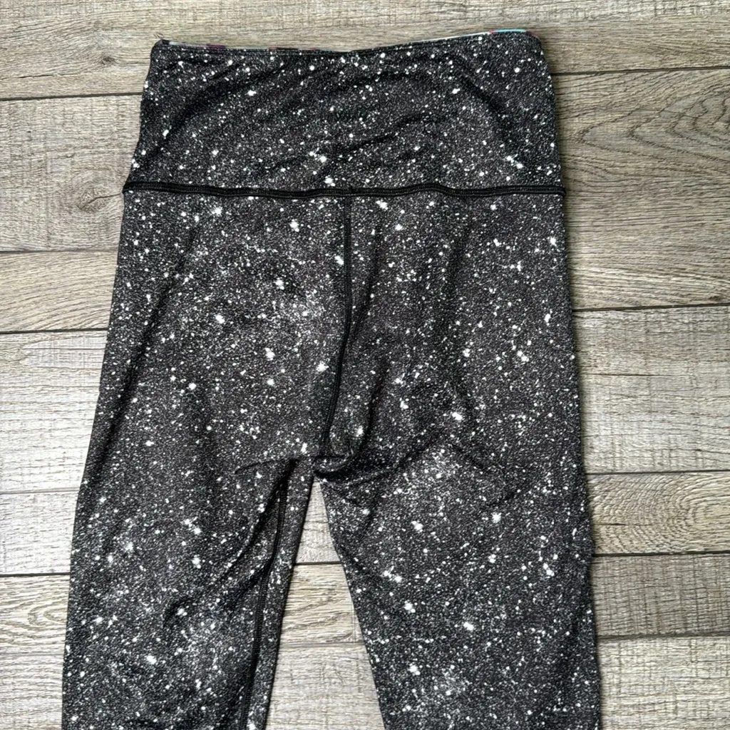 Peloton Colorful Abstract Pattern Reversible Leggings - Image 7