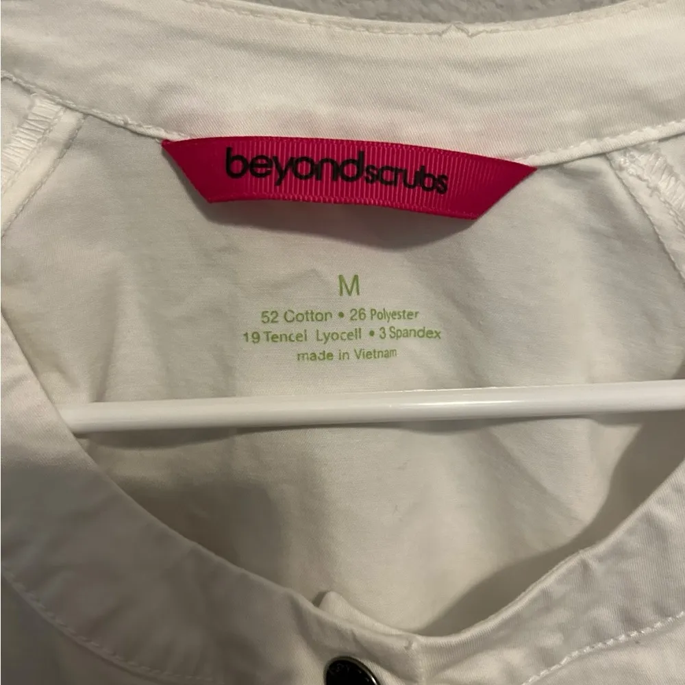 Beyond Scrubs white Scrub Snap Button Up Pocket jacket size medium - Image 7
