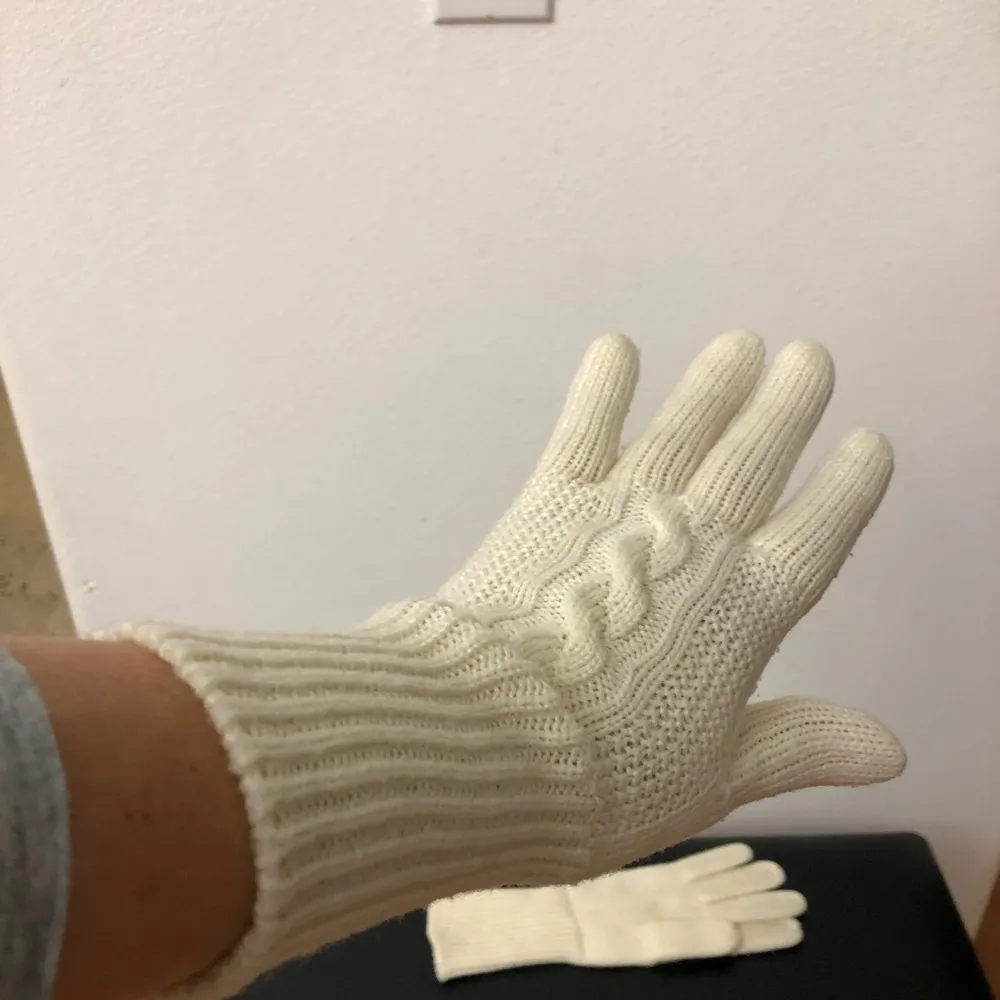 Avon Vintage Cozy Cream Knit Gloves. White - Image 6