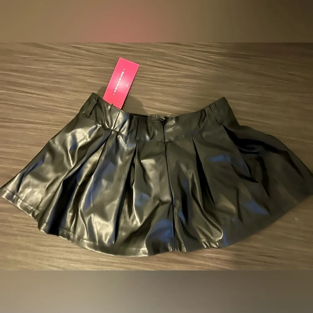 BNWT SHEIN X Antonella SHEIN ICON Solid PU Leather Pleated Skirt - Image 2