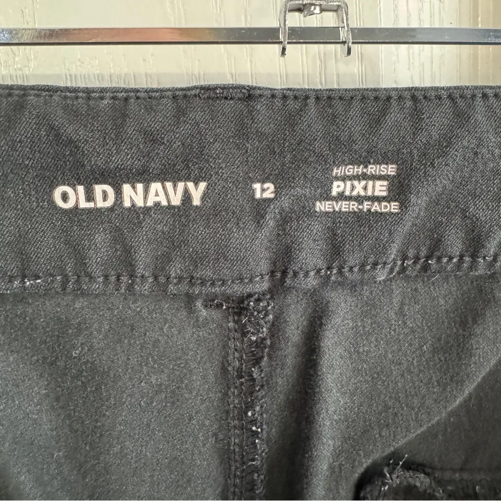 Old Navy  black high rise Pixie never fade pants size 12 - Image 4