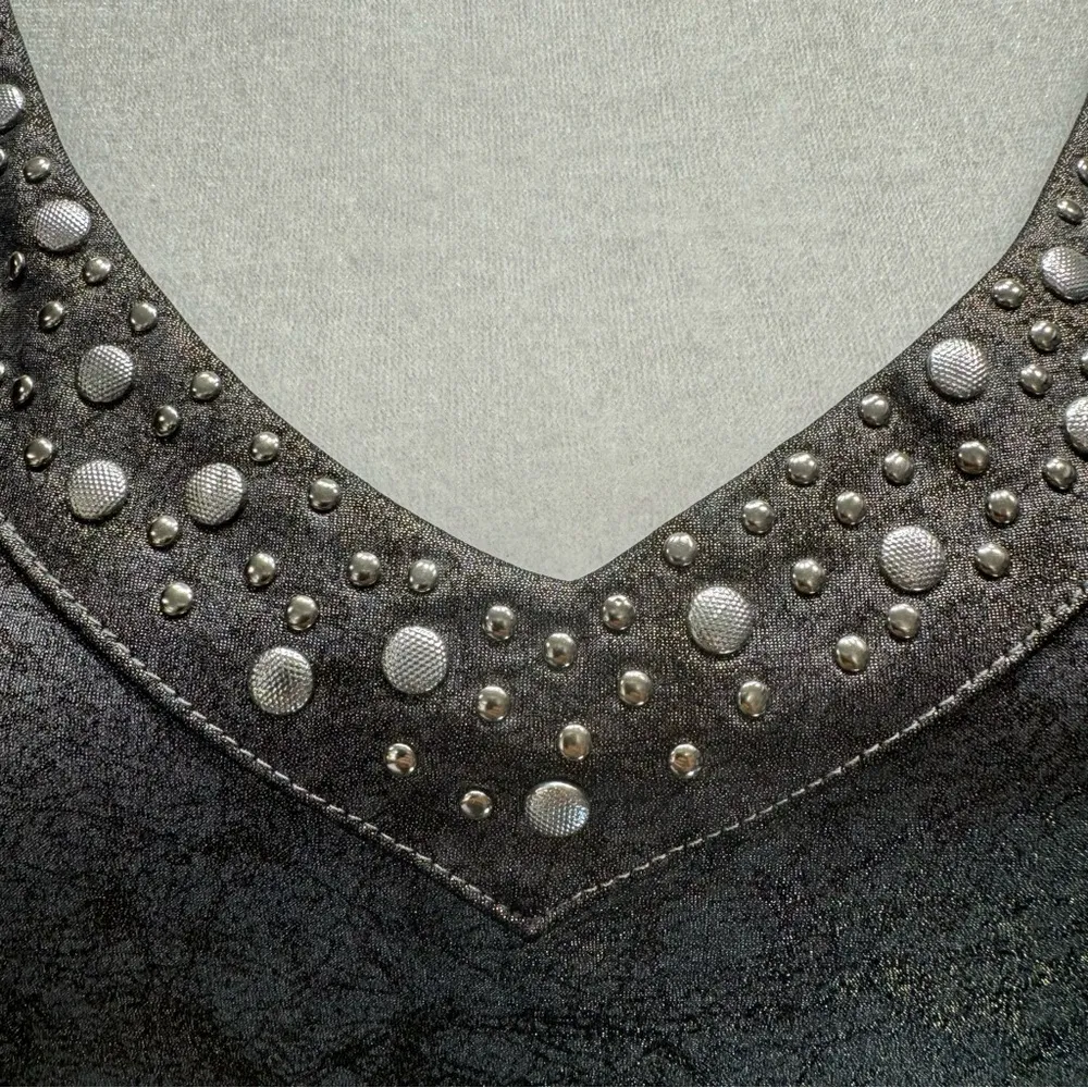 Rock & Republic Shimmery Gray with Metallic Gold Studded V Neck Top Size Small - Image 7