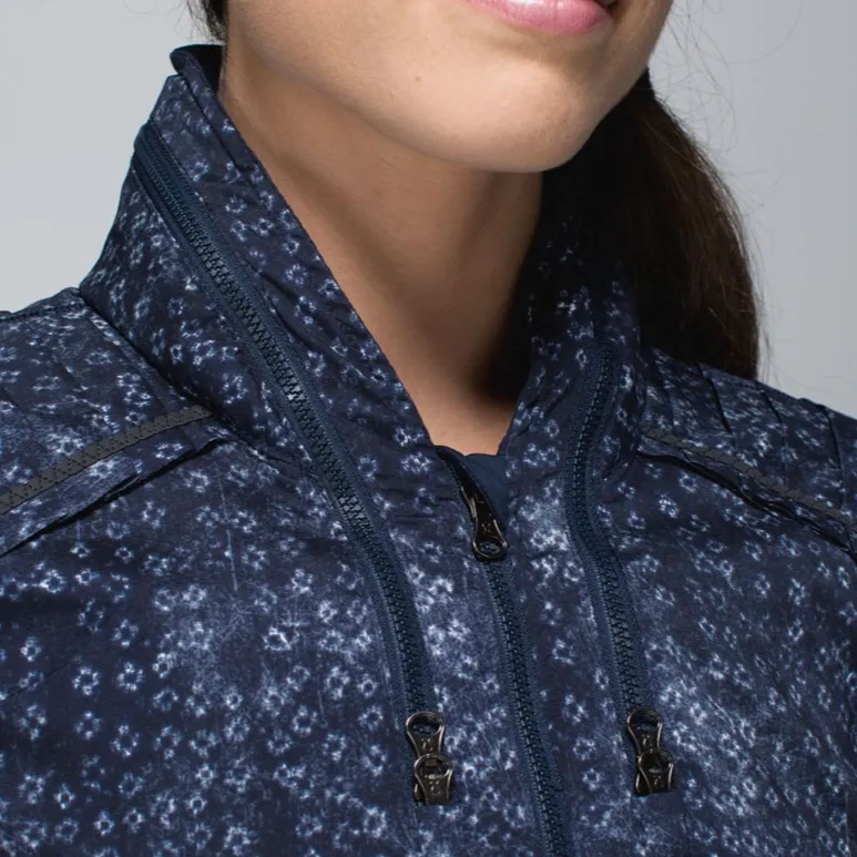 Lululemon Spring Forward Jacket
Kanoko Twist Inkwell Ghost / Inkwell - Image 5