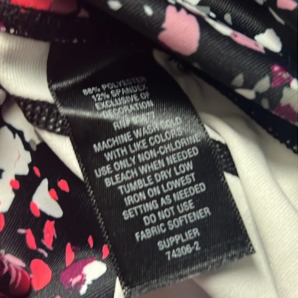 Xersion Athletic Sporty Floral Print and Two Color Cut Out Fitted Leggings Sz M - Image 2