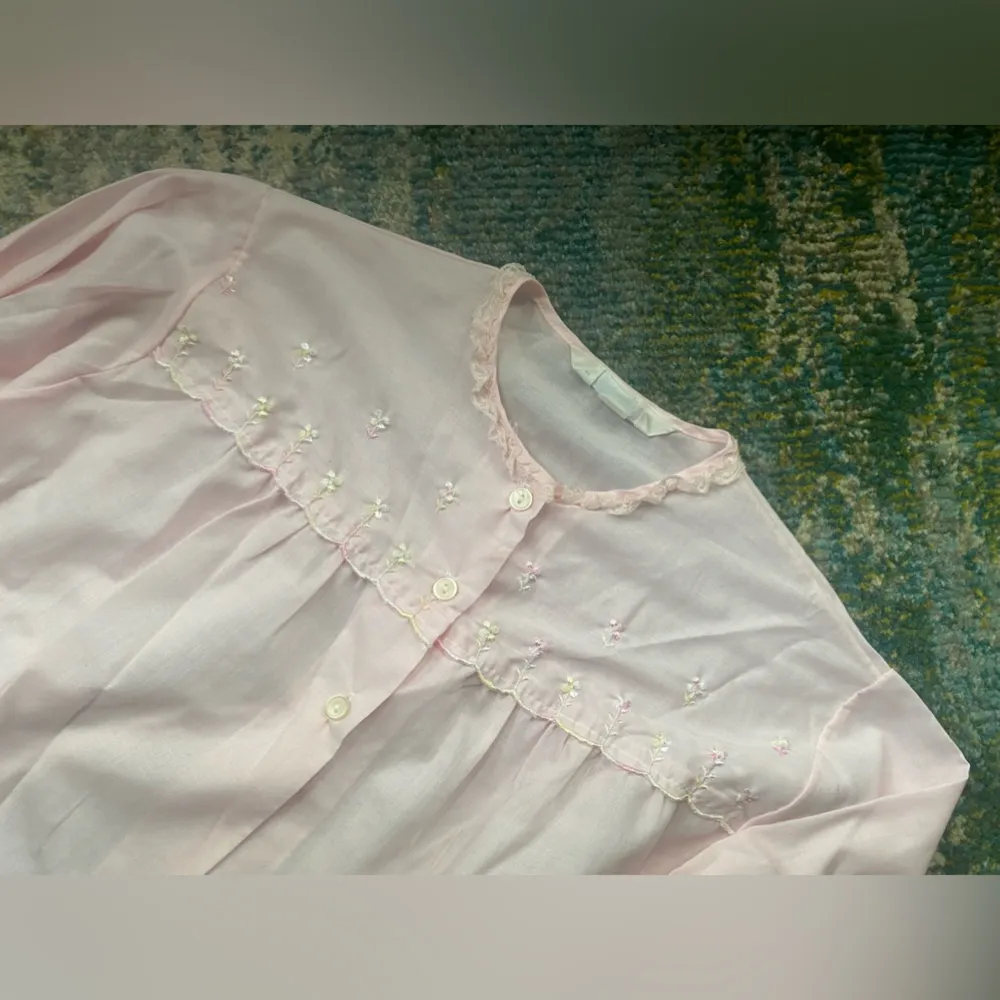 Vintage Katz eyelet floral pink bed jacket, size medium - Image 3