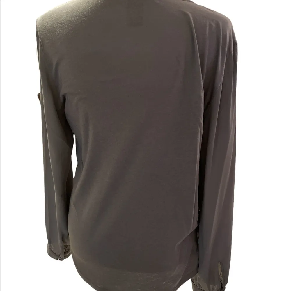 Ann Taylor Gray Long Sleeve V-Neck Pull On Silver Button Sleeve Blouse Size XS - Image 4