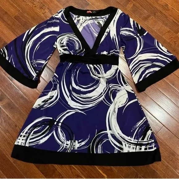 Purple black and white swirl kimono dress size medium - Image 3