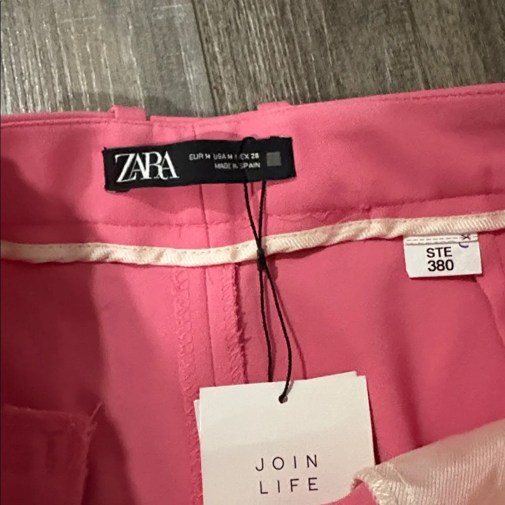 Zara NWT pink cropped pant medium
Waist 15
Rise 12
Inseam 26
Leg opening 10.5 - Image 4