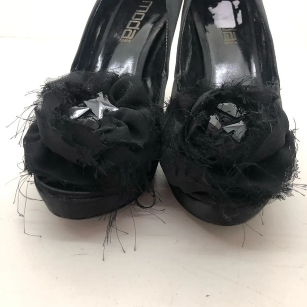 Moda Spana black heel pump with 3D rose appliqué - Image 3