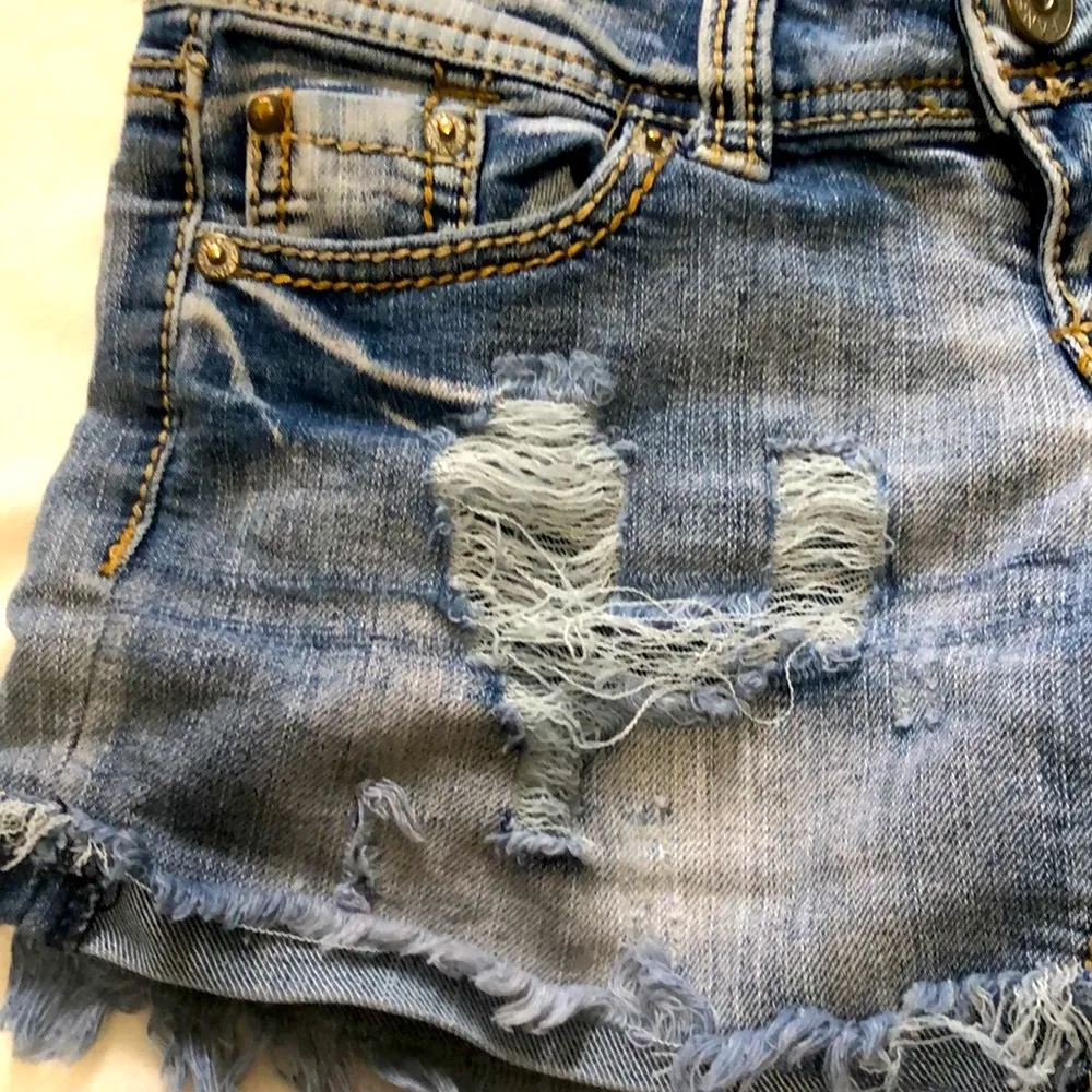 ‼️Price is Firm‼️Bongo Jean shorts VTG highly distressed  size 1 GUC - Image 2