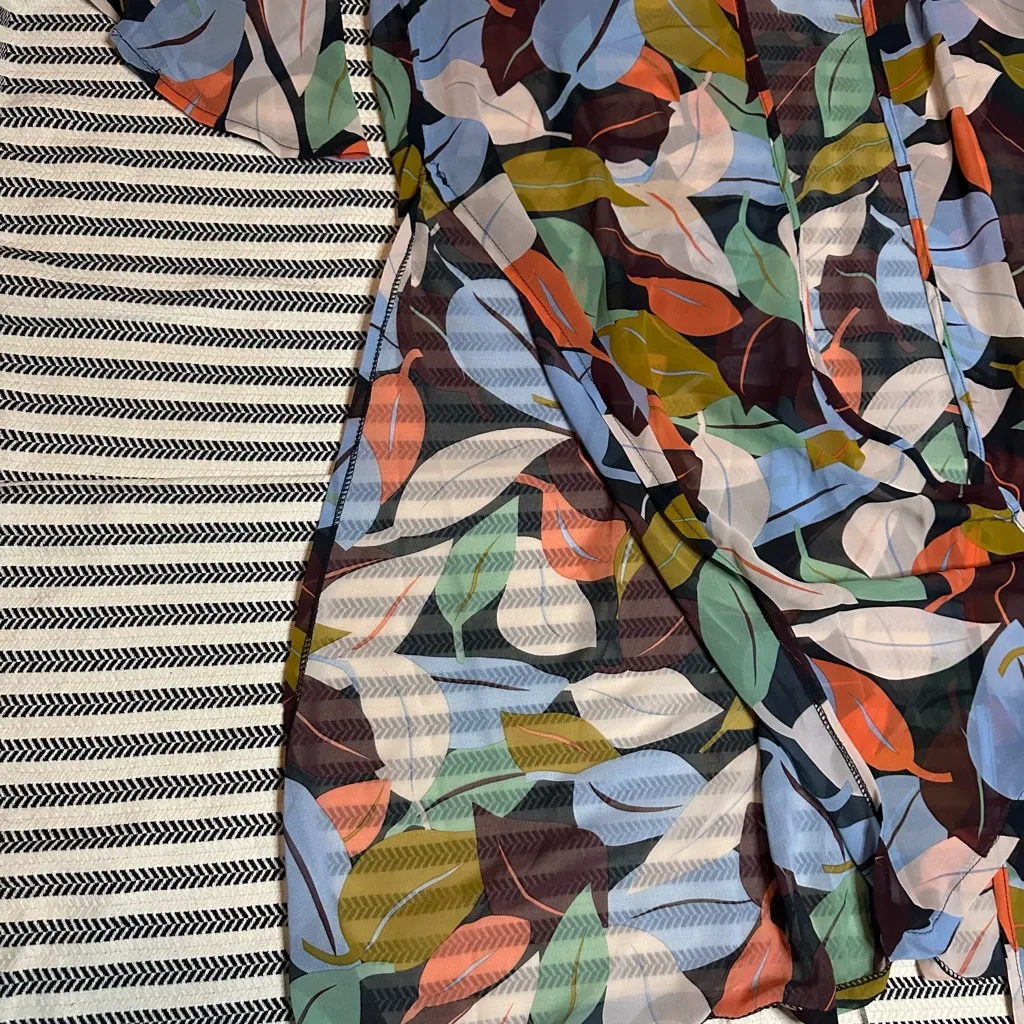 Do Everything In Love Multicolor Leaf Pattern Cover - Image 3