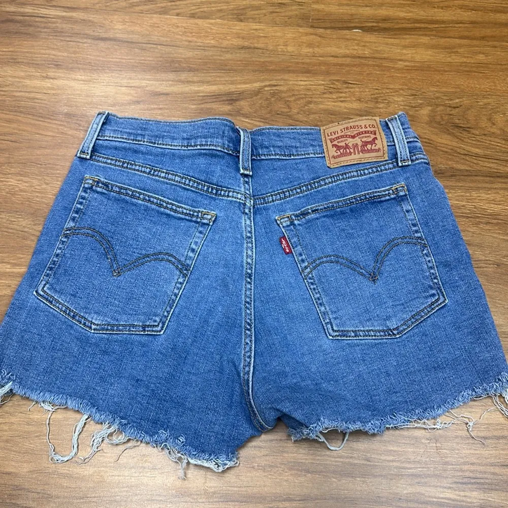 Levis Womens High Rise Stonewash Ripped Cut Off Hem Denim Jean Shorts Size W 30 - Image 3
