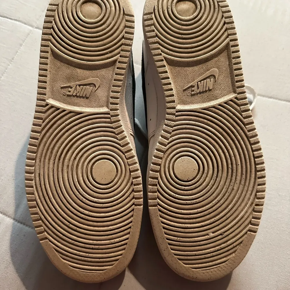 Nike Cream and Black Low-Top Sneakers - Image 10