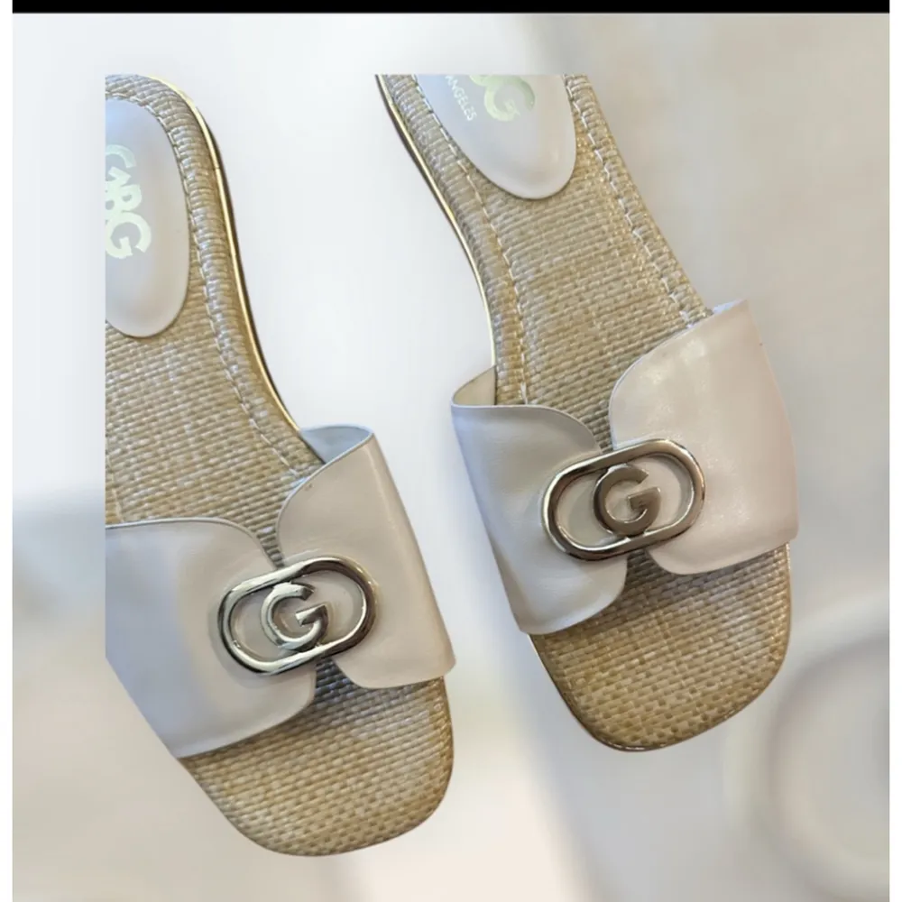 GBG Los Angeles Slides Women's Size 8.5 Beige and White - Image 3