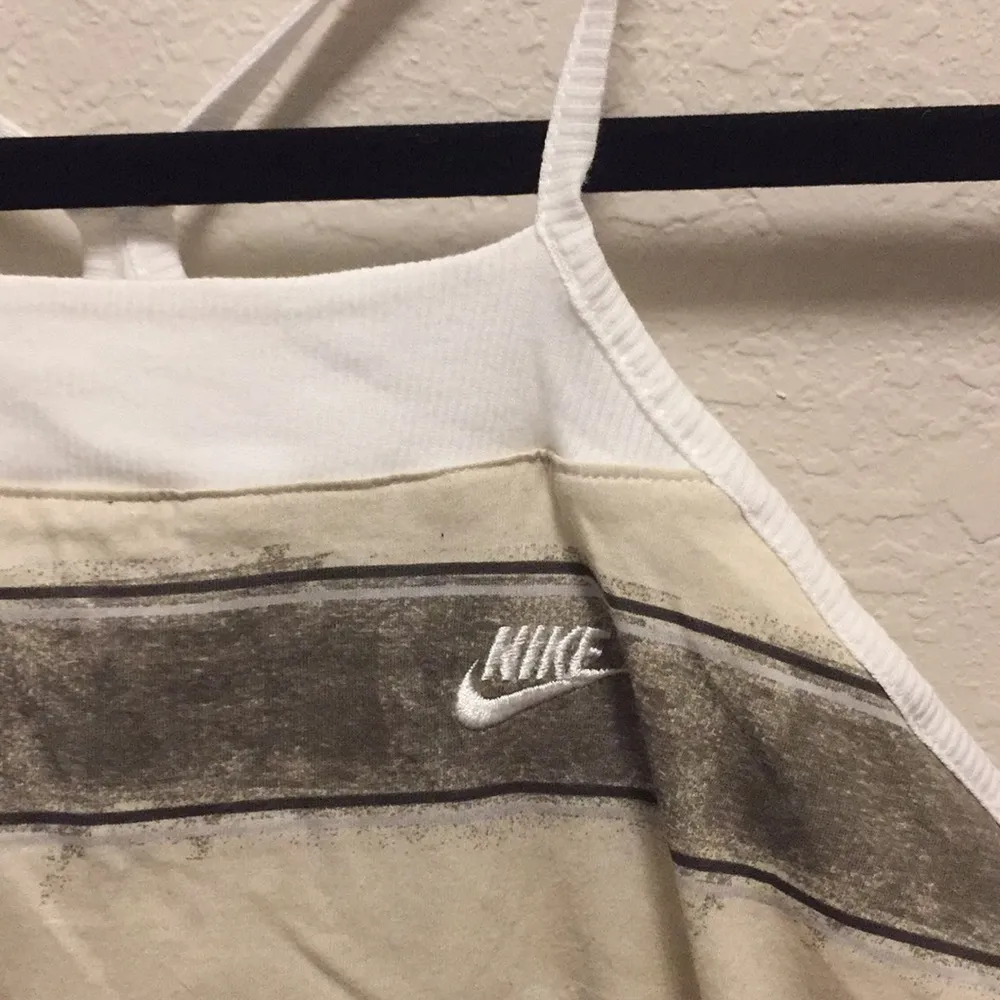 Nike work out top with built-in bra *NWOT* - Image 2