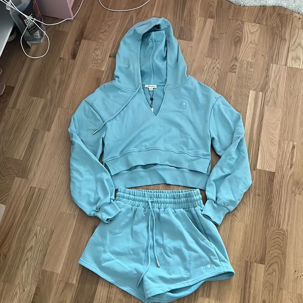 NWT FL&L VS baby blue cropped sweatshirt and shorts set - Image 6