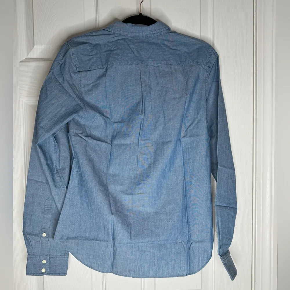 UNTUCKIT NWT Woman’s Valori Denim Buttondown Blouse Size 6 Blue - Image 2