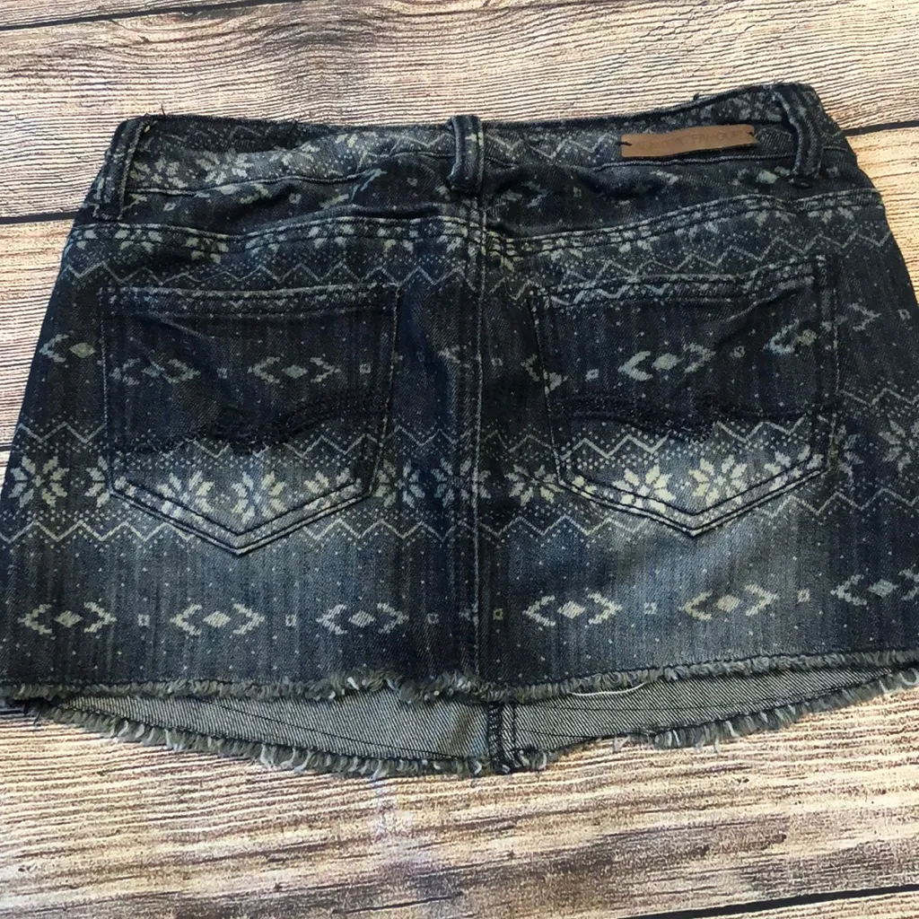 Almost Famous size 6 blue jean shorts - Image 4