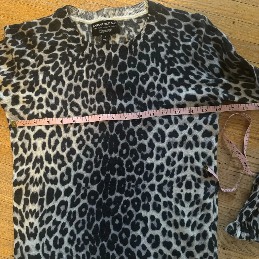 Banana Republic Black, Grey, White Animal Print Sweater Size Small Ruffle Cuffs - Image 8
