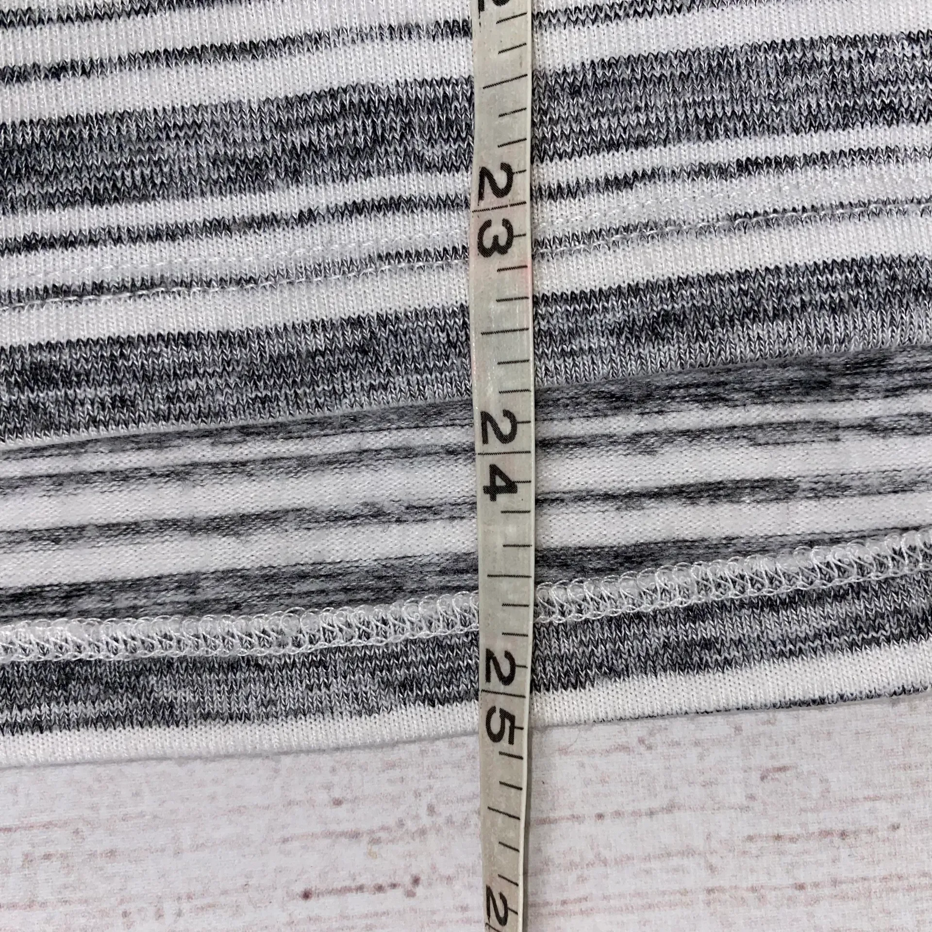 Gibson Latimer vneck stripe top w/side slits & flare sleeve grey & white sz S - Image 9