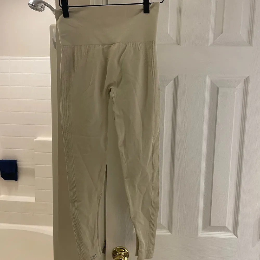 Set Active Sculptflex Leggings Medium in color oat milk - Image 2