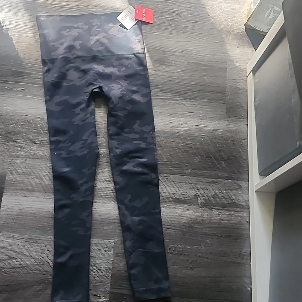 SPANX SEAMLESS CAMO LEGGINGS SIZE S - Image 5