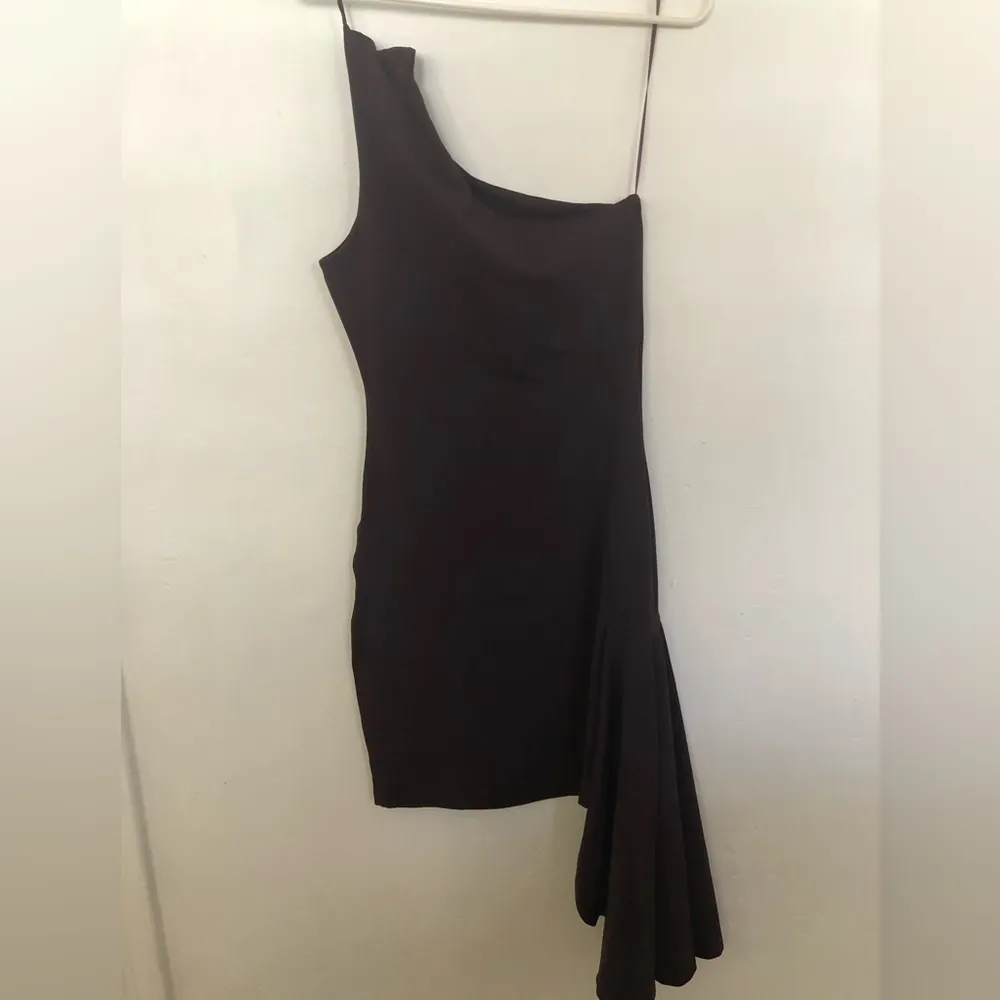NWOT DRAPE ONE SHOULDER MINI DRESS - Image 2
