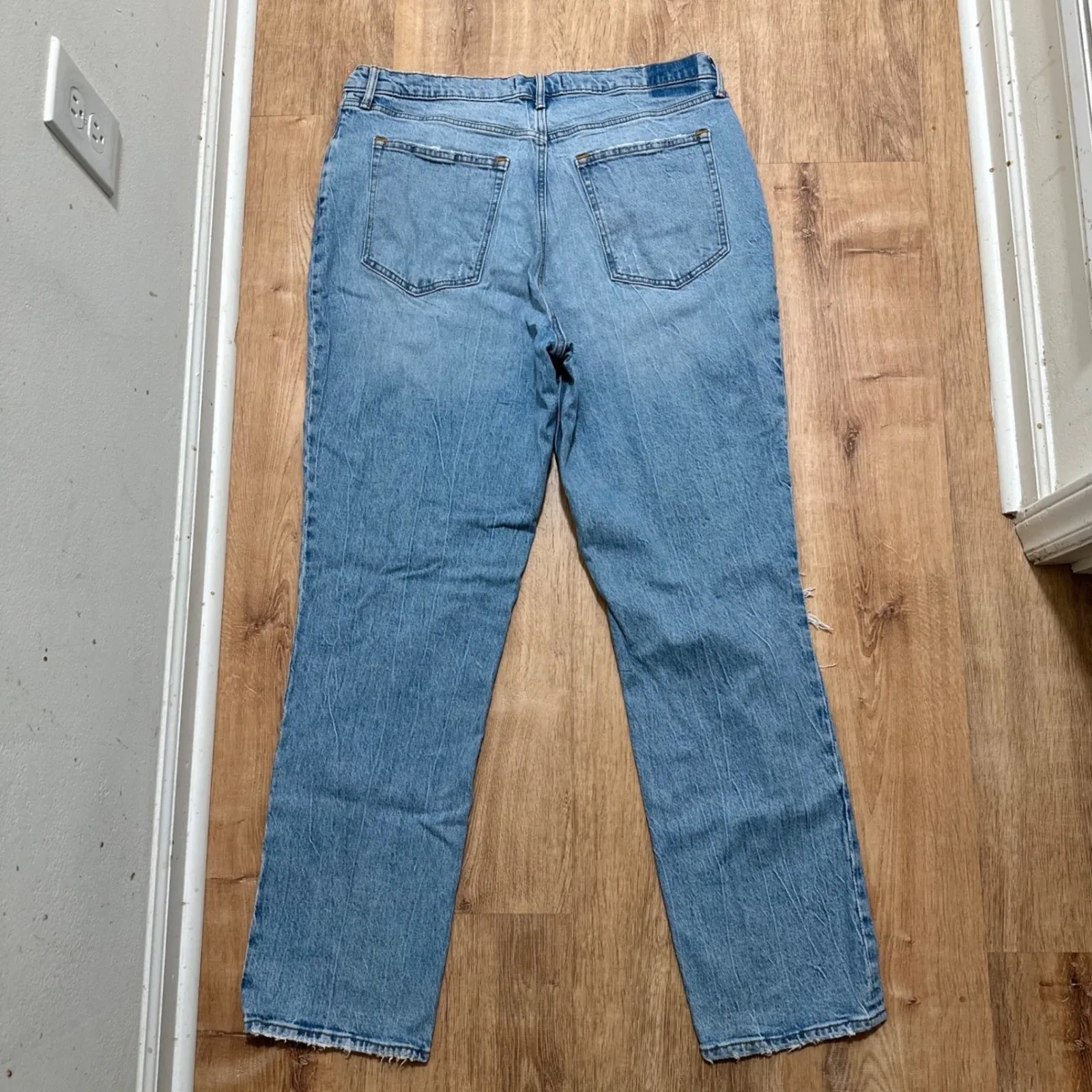 Abercrombie & Fitch | 90s Straight Ultra High Rise Distressed Curvy Jeans, 34/18 - Image 2