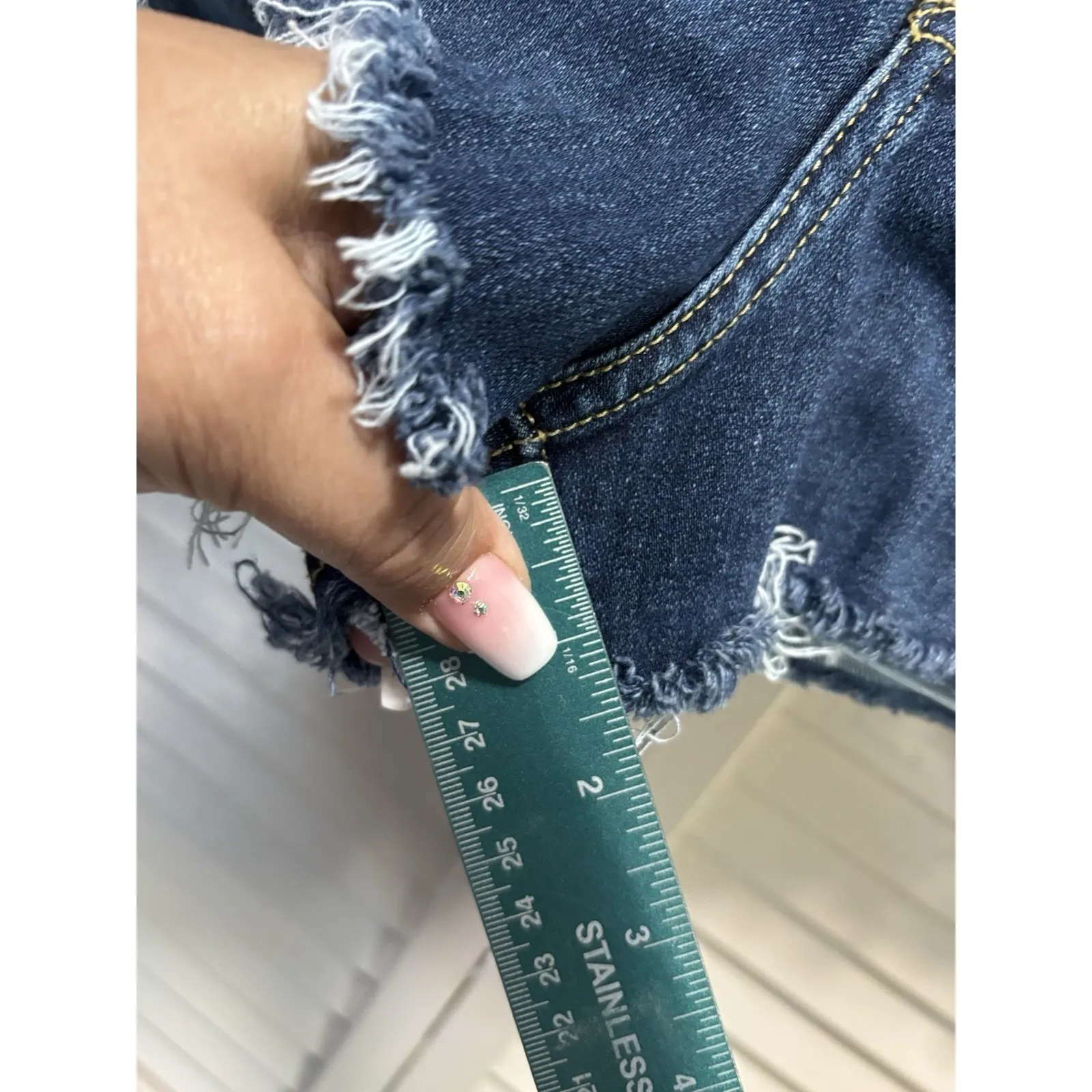 Levi's Denim‎ Jean Shorts Med Wash Size 27 Booty Mid Rise Raw Hem Zip Pockets - Image 4