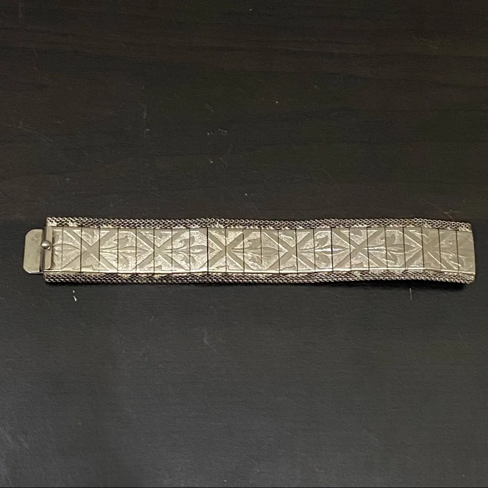 Vintage Unsigned Fleur de Lis Etched Silver Tone Mesh Bracelet - Image 6