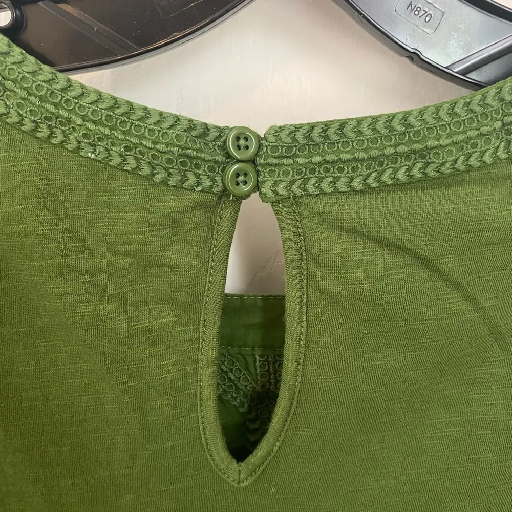 EUC sleeveless embroidered top - Image 3