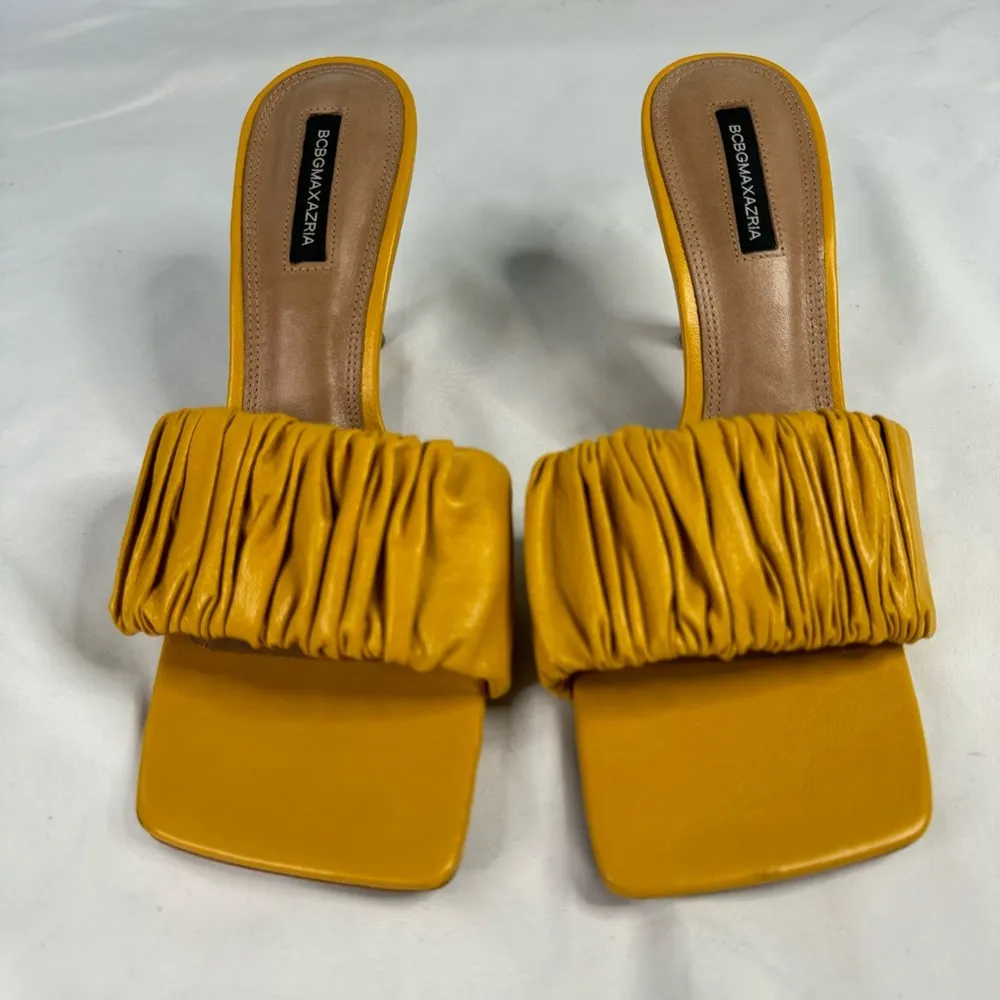 BCBGMaxAzria Yellow Gold Size 9.5 Dallas Scrunched Leather Sandals Slip On Retro - Image 2