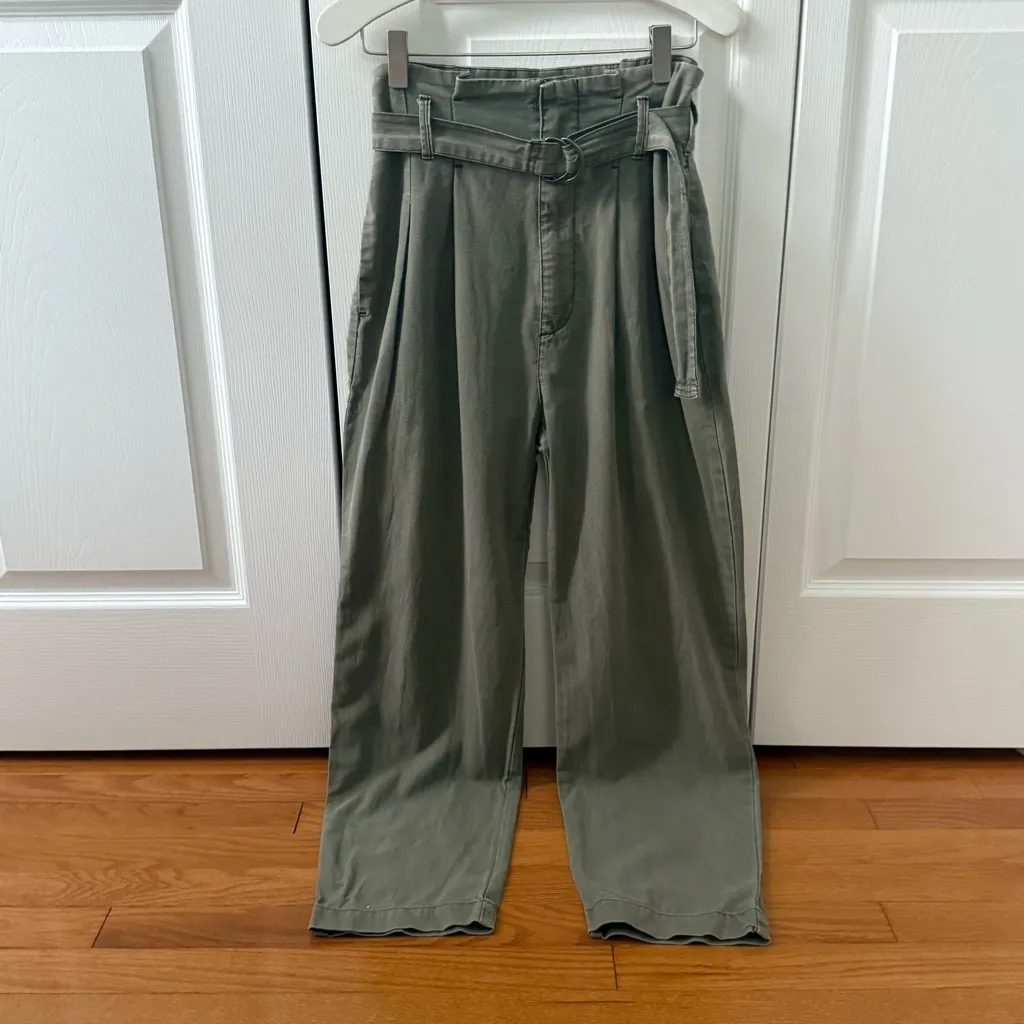 Abercrombie & Fitch Linen Blend Belted Pleated Crop Pants in Green - Image 2