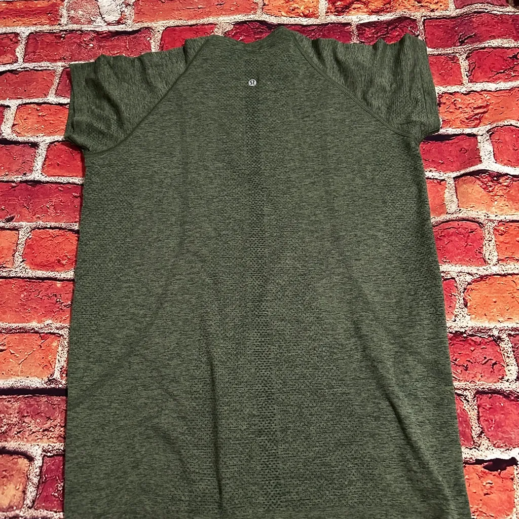 Lululemon tee shirt size 14 - Image 7