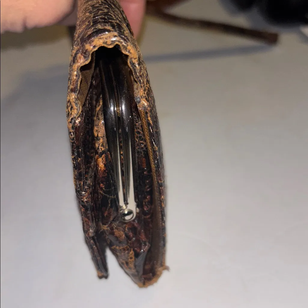 WALLET/ WRISTLET FAUX LEATHER AND FAUX ANIMAL PRINT BUT HAS GREAT COLORED DESIGN - Image 8