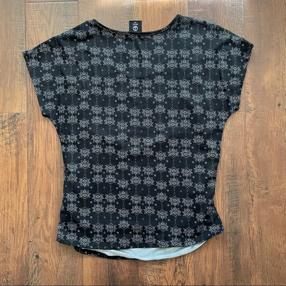 HIPPIE CHIC USA top with ruched sides - Image 3