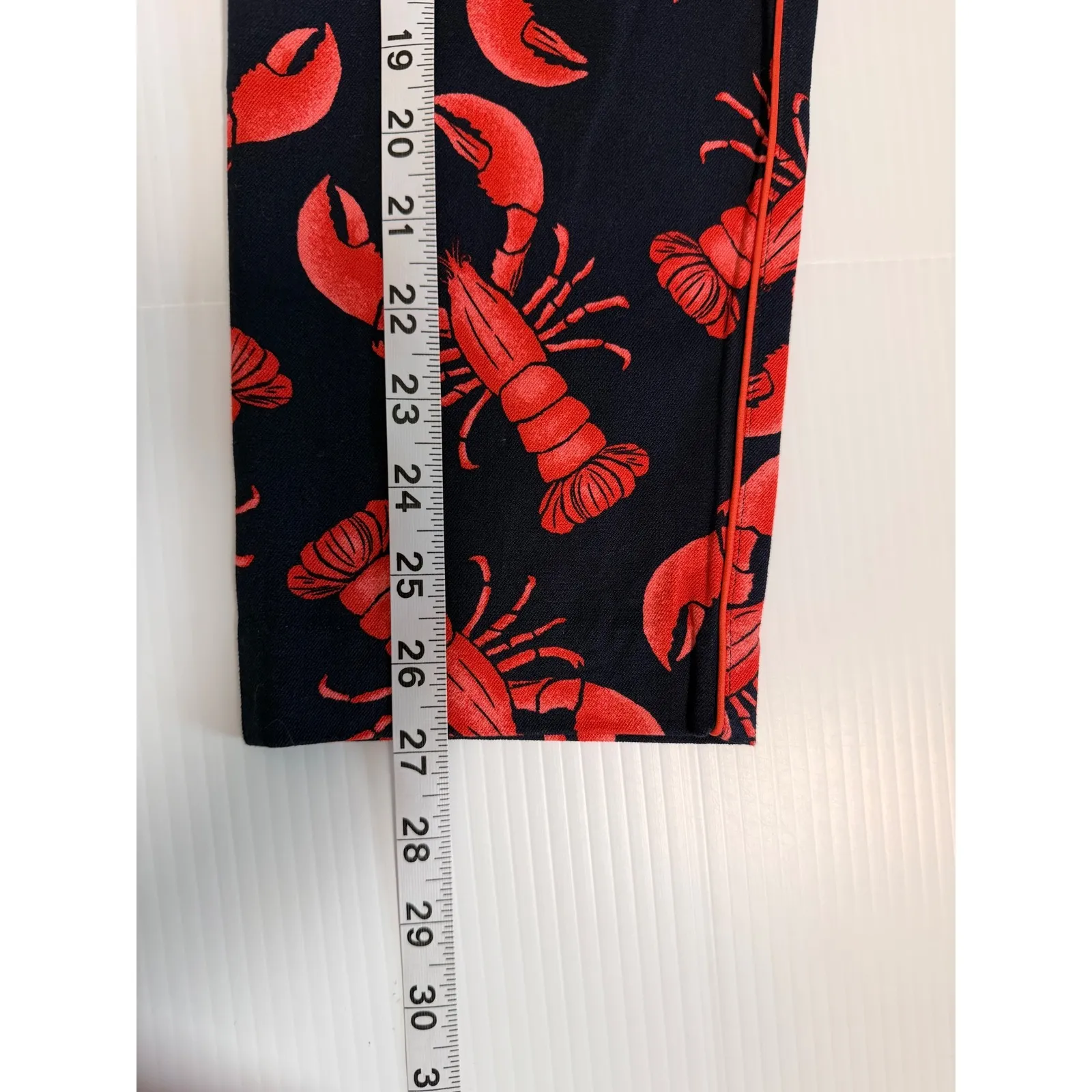 Old Navy Pixie Ankle Pants Women's Size 8 Navy Blue Red Lobster Print - Image 8
