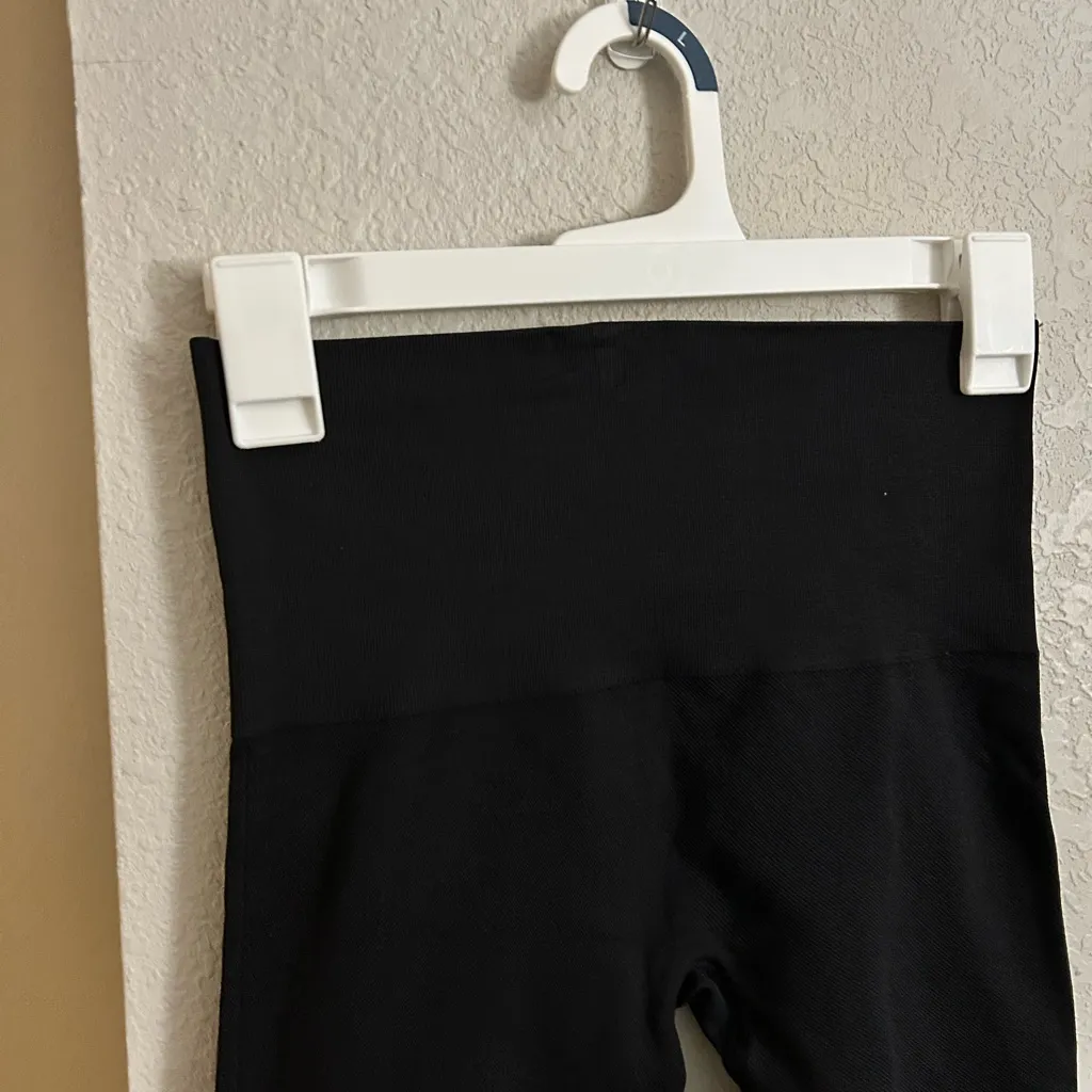 SPANX black high rise leggings size medium - Image 2