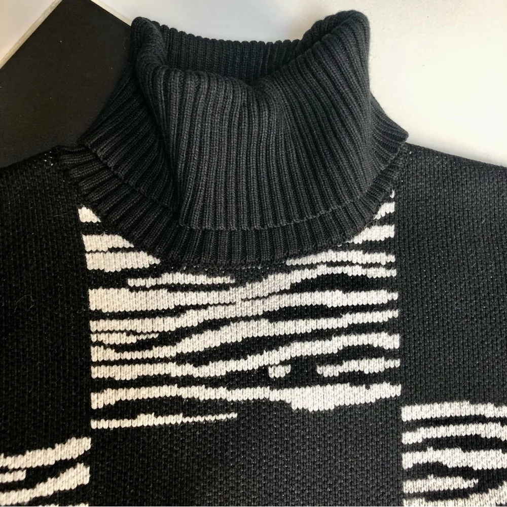 Zedd Abstract Yin Yang Zebra Balloon Sleeve Sweater Black & White sz Med - Image 7