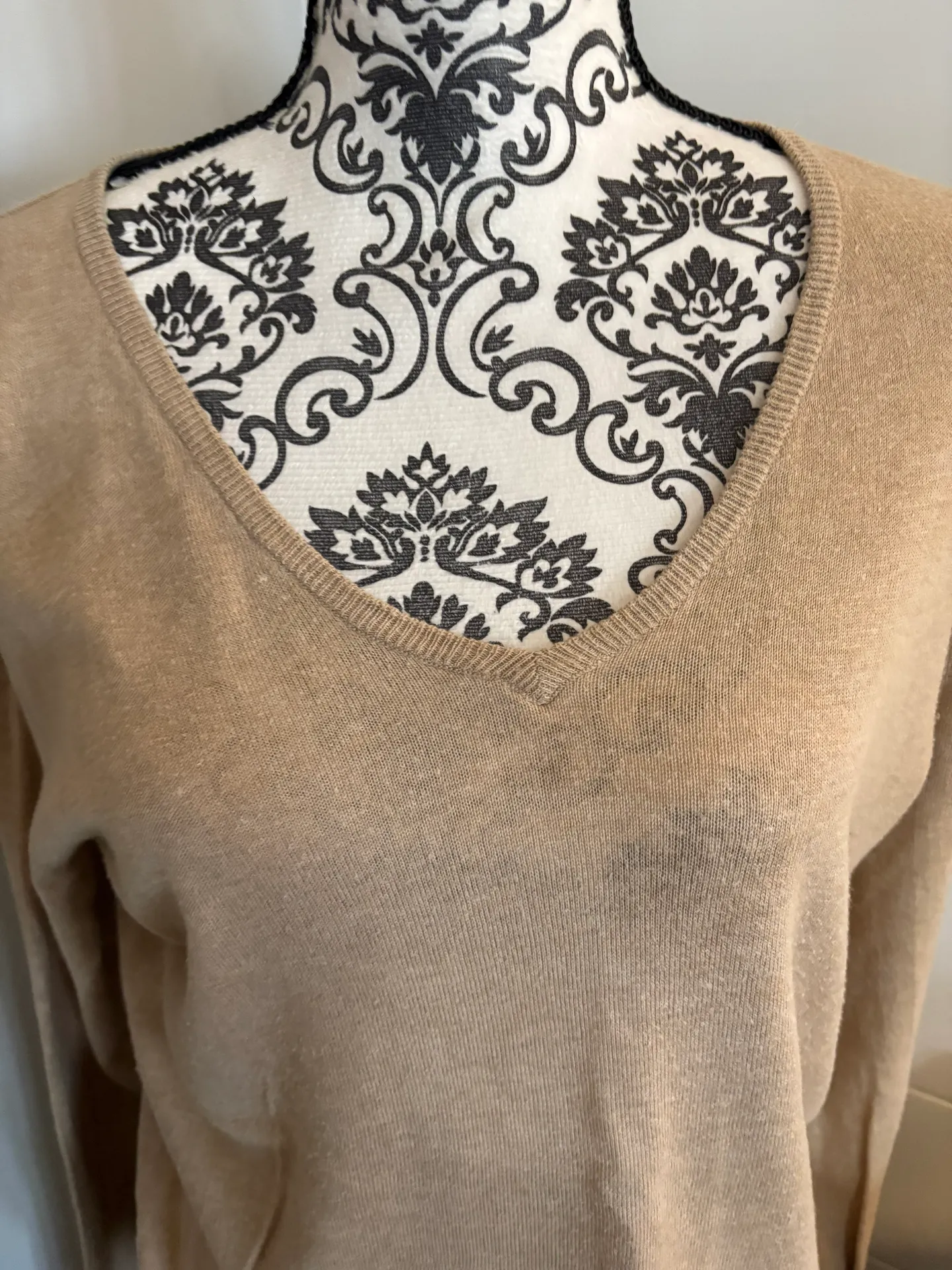 size large lightweight V-neck sweater - Image 4