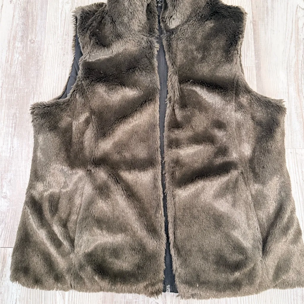 Quilted Black Vest with Faux Fur Lining - Image 4