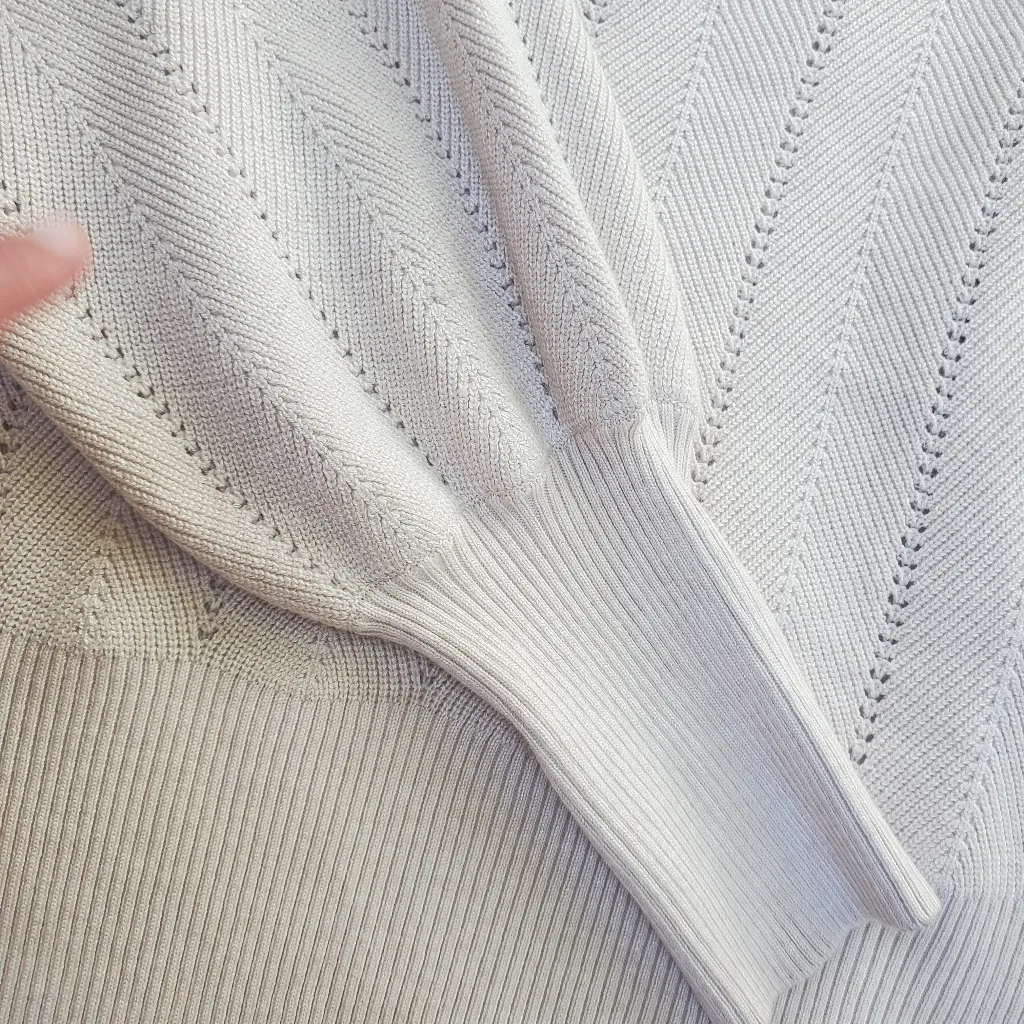 Pink Rose Cream V Neck Size Medium - Image 3