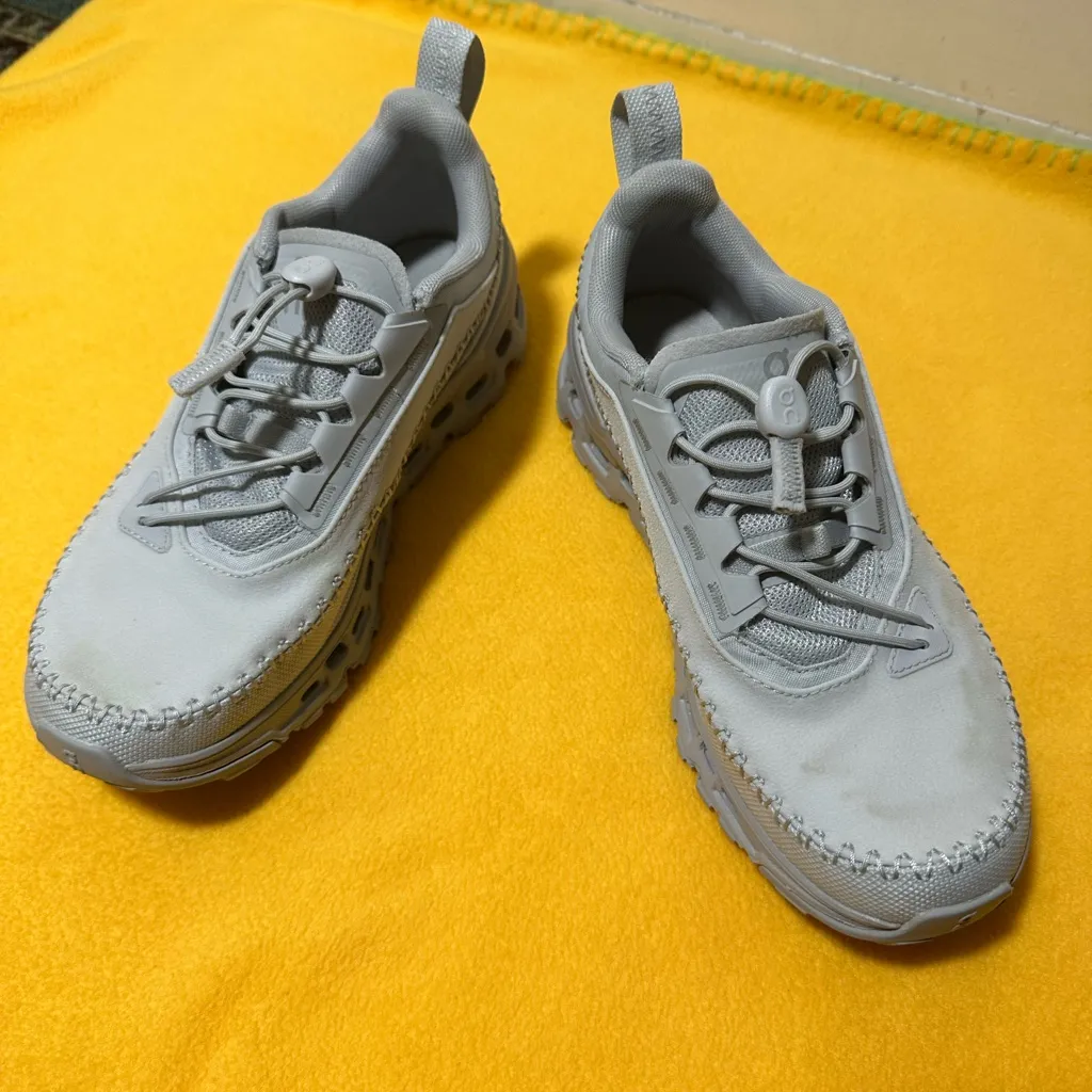 Women On cloud Athletic Shoes Size 6 - Image 3