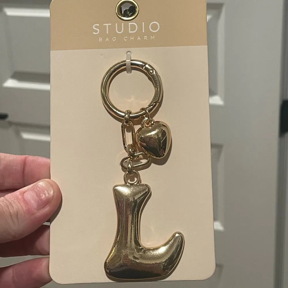 Studio Gold Initial “L” Keychain Bag Charm with heart - Image 6
