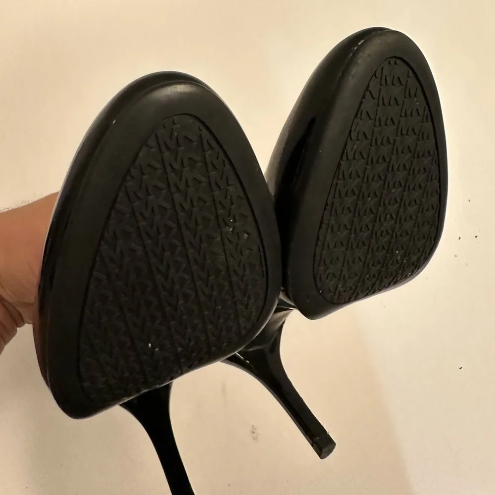 Michael Michael Kors Black Patent Leather Round Toe Heels Size 7.0 - Image 13