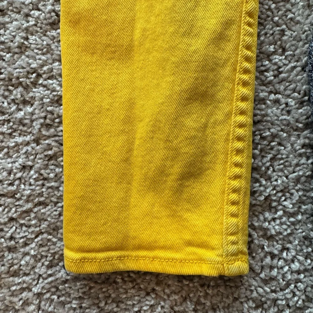 Abercrombie & Fitch Low Waisted Yellow Skinny Jeans - Image 11