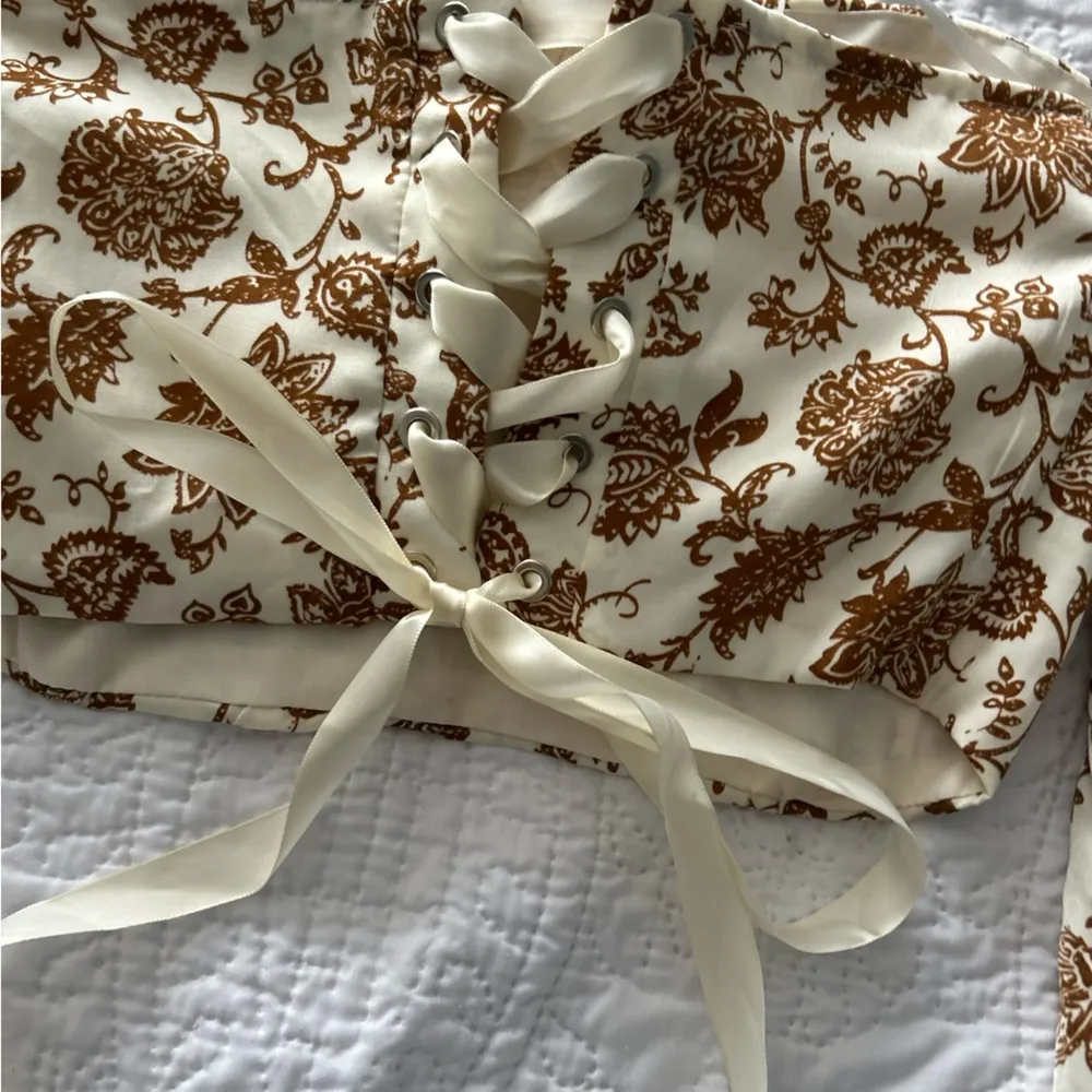 Off Shoulder Floral Lace Up Top Size L - Image 4