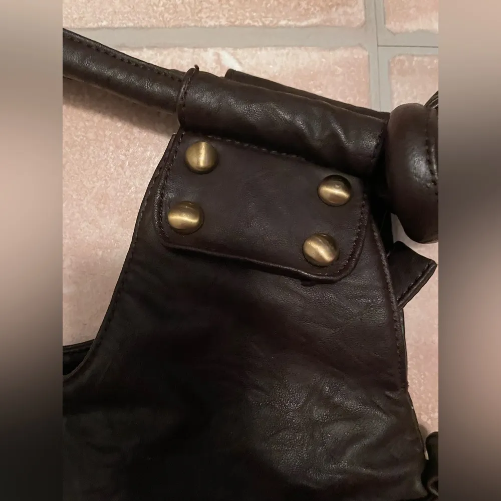 Brown leather tote bag with gold accents, tassel front and heart adornment - Image 4